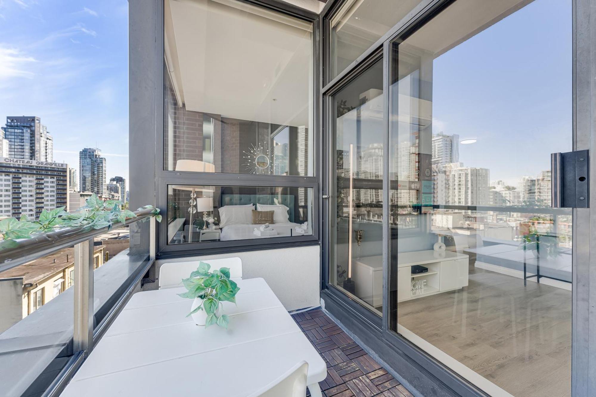 Best Location Downtown Chic Suites Vancouver Exterior photo